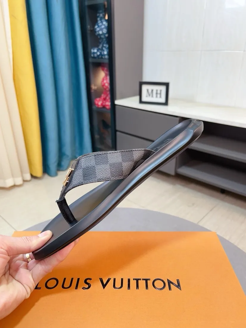Men's shoes 💰260🌹🌹 (lv-Louis Vuitton) new men's sandals, high-end boutique, exquisite embossed logo decoration on the upper, fine workmanship, super soft soles, casual, loose and comfortable, a must-have in summer! \nsize：38-44